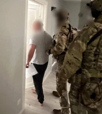 Авто, квартира в Києві, 55 земельних ділянок: ДБР затримало експосадовця ЗСУ, який незаконно збагатився