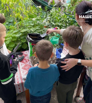Висадили квіти у теплиці закладу позашкільної освіти: у Дніпрі підготувалися до дня весняного рівнодення