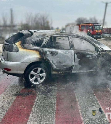 В Днепропетровской области на трассе Lexus снес бетонный блок, который упал на патрульного