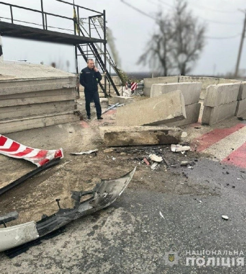 Водій Lexus збив патрульного та врізався у бетонний блок: на блокпосту Дніпропетровщини сталася ДТП