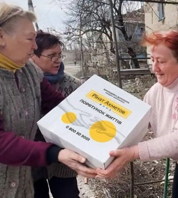 Помощь на линии столкновения: жители Нетайлового получили помощь от фонда Рината Ахметова