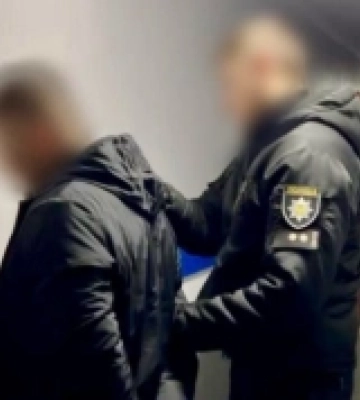 Увірвались до квартири та погрожували пістолетом: в Одесі викрили у розбійному нападі двох чоловіків