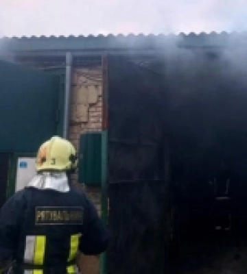 В гаражі у Рівному ледве не згорів автомобіль