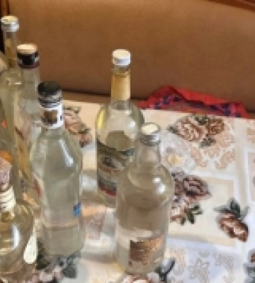 У Липинах жінка торгувала самогонкою: апарат знищили, а алкоголь забрали