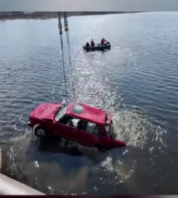 На Волині у воду з мосту злетів легковий автомобіль. Відео