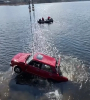 У Ковелі з мосту злетів автомобіль – рятувальники у воді шукали людей (відео)