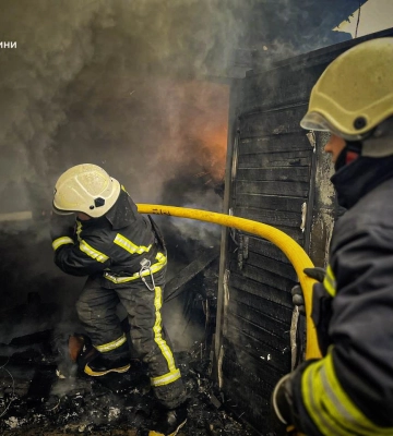 У Шостці вогнеборці ліквідували загоряння в житловому секторі (відео)