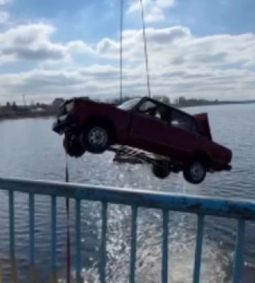 Автомобіль, піднятий з річки в Ковелі, – крадений: водолази обстежують дно 