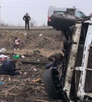 На блокпосту у Кам&#039;янському районі Дніпропетровщини водій легковика наїхав на поліцейського та врізався в бетонний блок