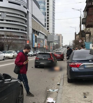 У середмісті Дніпра Volkswagen збив пішохода, який перебігав дорогу на «червоний»