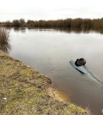 На Рівненщині легковик злетів у річку. 37-річний водій загинув