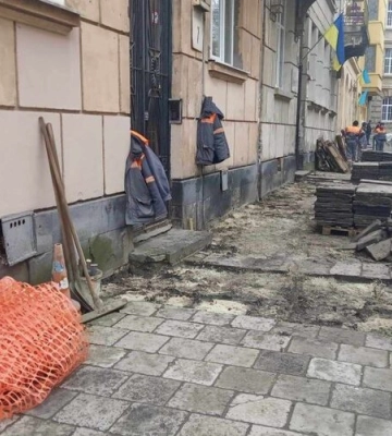 На вулиці Стецька у Львові почали ремонт тротуару. Коли закінчать