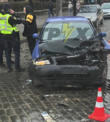 На Головній у Чернівцях п&#039;яний водій Audi влетів у зустрічне авто