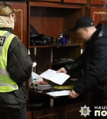 У Житомирі керівник благодійної організації допомагав ухилянту перетнути кордон