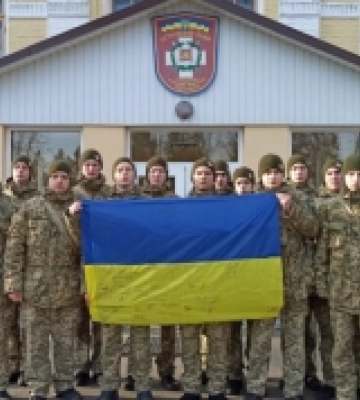 В Острозький військовий ліцей передали прапор з підписами бійців «Азову»