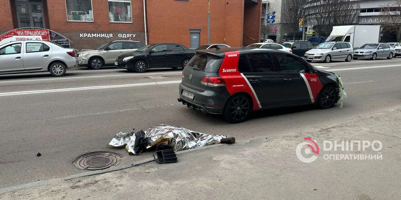 В Днепре возле ТЦ «Новый Центр» насмерть сбили мужчину: видео момента ДТП -  Региональные новости