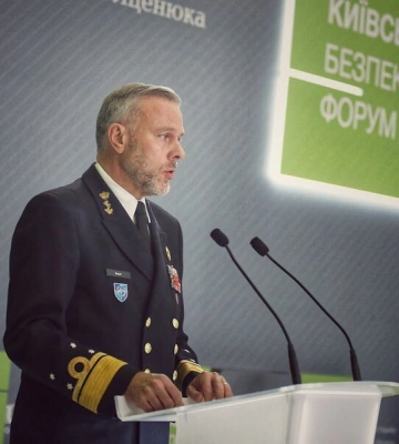 В Киев впервые с начала полномасштабного вторжения РФ приехал главный военный представитель НАТО. Он пообещал, что шведский флаг &quot;не будет единственным сине-желтым в Альянсе&quot;