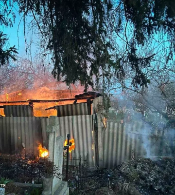 Спалюючи сміття на кладовищі, ужгородець спалив розташовану поруч надвірну споруду з сіном (ФОТО)