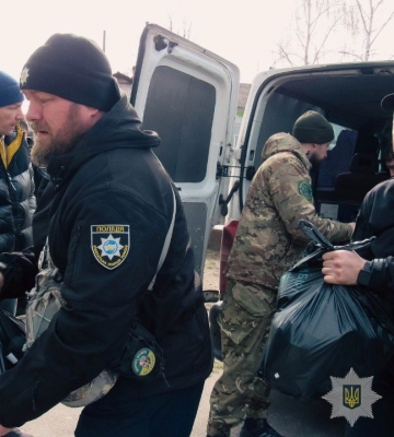 Правоохоронці Сумщини продовжують допомагати громадянам евакуйованим з прикордоння