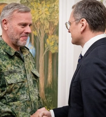 Глава военного комитета НАТО прибыл в Киев и встретился с Кулебой: о чем разговаривали
