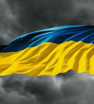 Українські бійці підняли синьо-жовтий прапор перед позиціями ворога під Кремінною