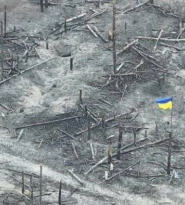 Українські бійці підняли синьо-жовтий прапор перед позиціями ворога під Кремінною