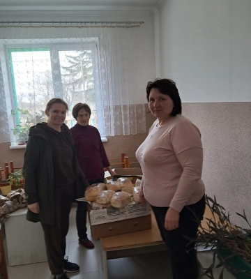Хліб з патріотичними орнаментами: волонтери з Волині готують для бійців духмяну випічку
