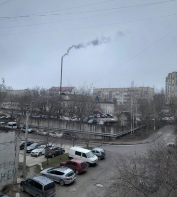 У Чернівцях жителі Алма-Атинської скаржаться на сморід паленої гуми