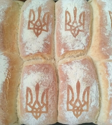 З тризубом і заряджені молитвою: на Волині волонтери печуть хліб для бійців на передовій 