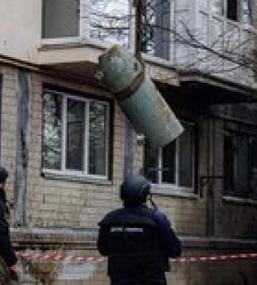 Удар по Киеву. Спасатели показали, как изъяли неразорвавшуюся боевую часть Х-101 – видео