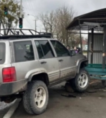 У Рівному водій легковика влетів у зупинку