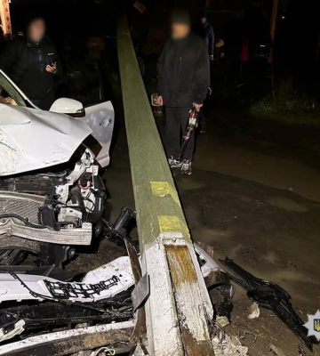 В Умані водій в’їхав у електроопору (ФОТО)
