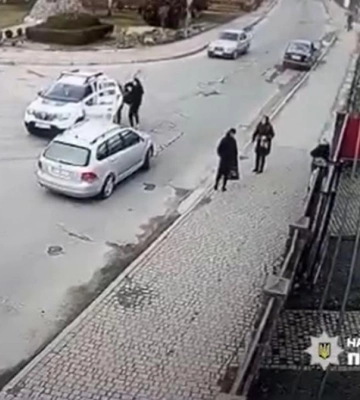 Новини добра: у Корці перехожі та поліцейський допомогли жінці, якій стало погано (ВІДЕО)
