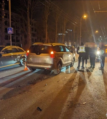 У центрі Рівного бруківка пішла під землю (ФОТО)