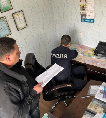 Викрито корупційну схему: На Харківщині за хабарі видавали права трактористів