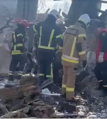 Обстріл Хмельницького: на відео потрапив момент порятунку 21-річної дівчини