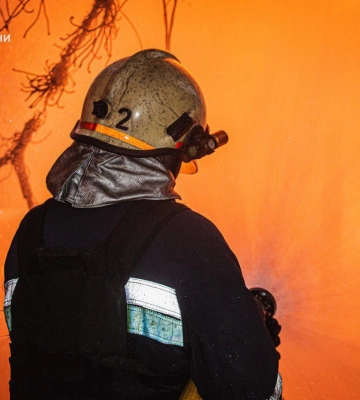 Задействовали пожарный поезд: на Харьковщине продолжают тушить огонь 