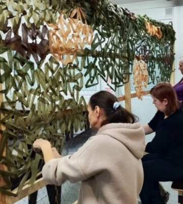 Мешканці модульного містечка у Львові сплели 140 маскувальних сіток для воїнів ЗСУ