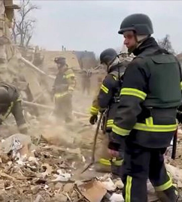 Внаслідок ворожої атаки по Запоріжжю дві людини вважаються зниклими, серед них — дитина