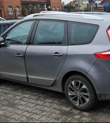 Авто у Рівному в`їхало у паркан, бо його підбило інше