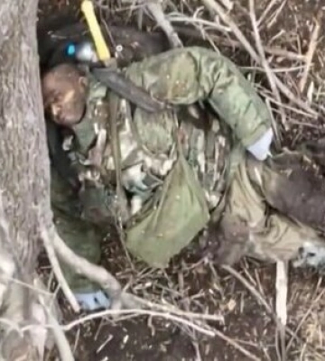 Темношкірий найманець армії РФ гине на українській землі. ВIДЕО 18+
