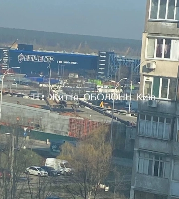 У Києві на будівельному майданчику перекинувся кран