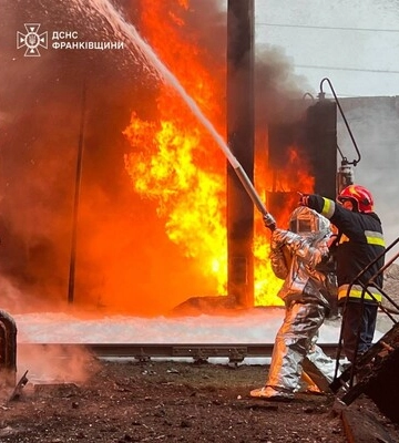 На Івано-Франківщині внаслідок обстрілу двоє постраждалих. У ДСНС показали фото з місця пожежі