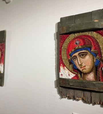 У Києві відкрилась виставка унікальних мозаїчних ікон, створених на ящиках з-під боєприпасів