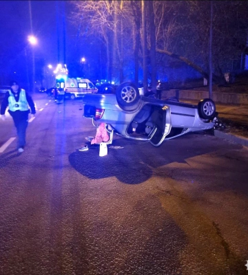 ДТП на стоянці у Рівному. Одне авто у паркані