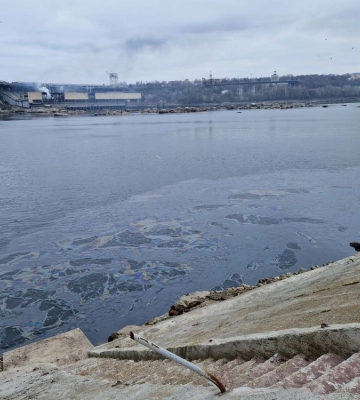 В результате атаки на Днепровскую ГЭС произошла утечка нефтепродуктов в Днепр