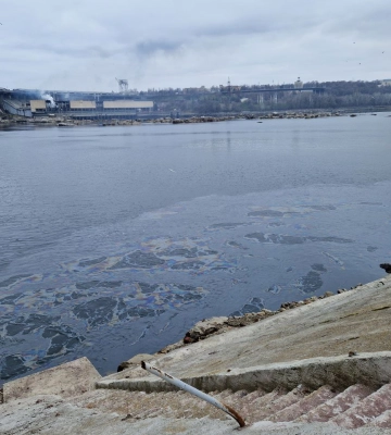 Внаслідок удару РФ по Дніпровській ГЕС стався витік нафтопродуктів у річку Дніпро (ФОТО)