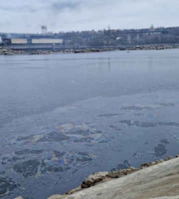 Внаслідок атаки на Дніпровську ГЕС стався витік нафтопродуктів у Дніпро, фото
