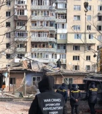 Наслідки удару РФ по Хмельницькому: Відомо про 2 загиблих, пошкоджено будинки. ФОТОрепортаж