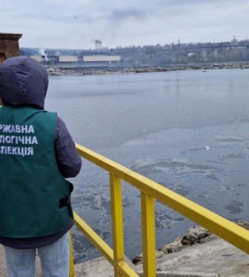 Після влучання в ДніпроГЕС екологи зафіксували засмічення ґрунтів і витік нафтопродуктів